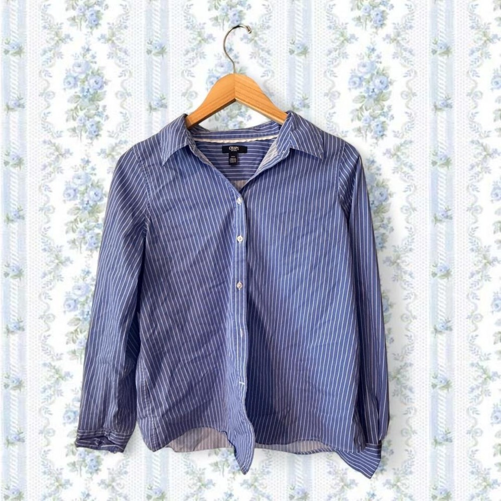 Chaps Women's Medium Blue and White Pinstripe Long Sleeve Collared Dress Shirt